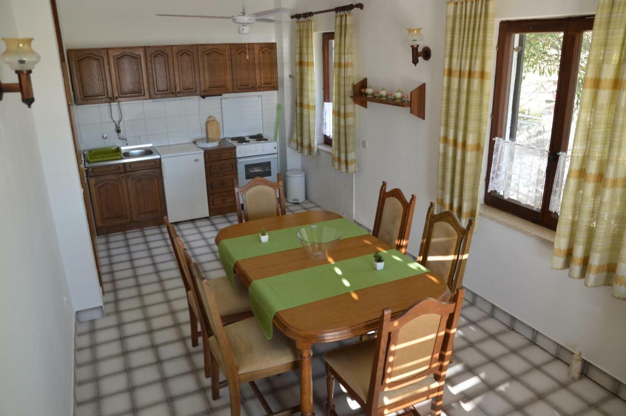 Apartments Martina Njivice Buitenkant foto