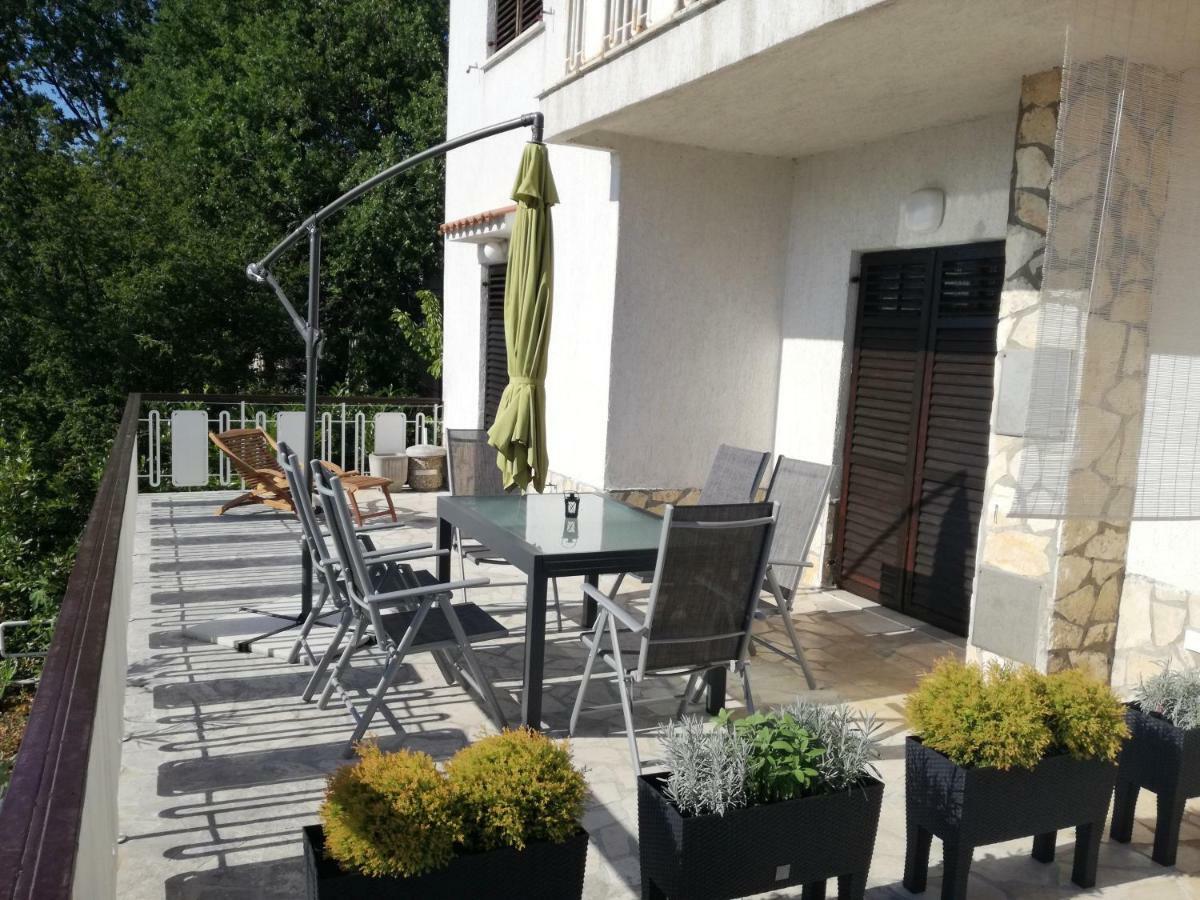 Apartments Martina Njivice Buitenkant foto